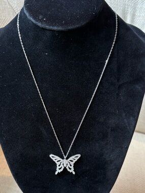 🦋 Swarovski Nightingale Discontinued Butterfly Pendant on Silver Chain